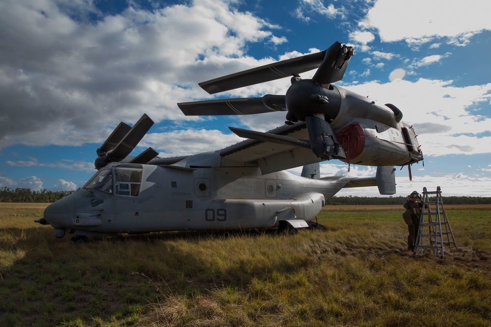 VMM-265 MV-22B Ospreys join Marines in the field during Exercise Talisman Saber 2017