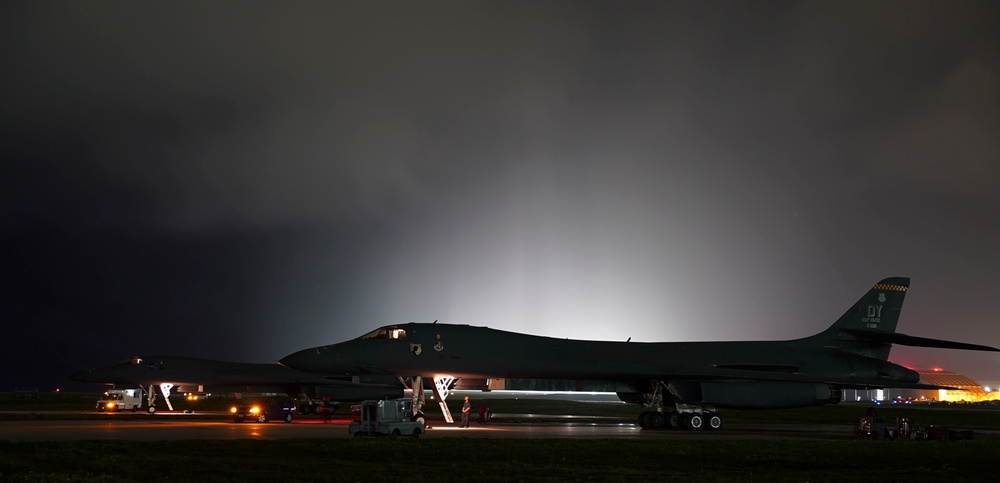 U.S. Air Force bombers integrate with Royal Australian Air Force JTACS at Talisman Saber 17