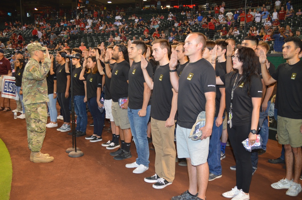 Phoenix Recruiting Battalion holds mass enlistment at MLB game