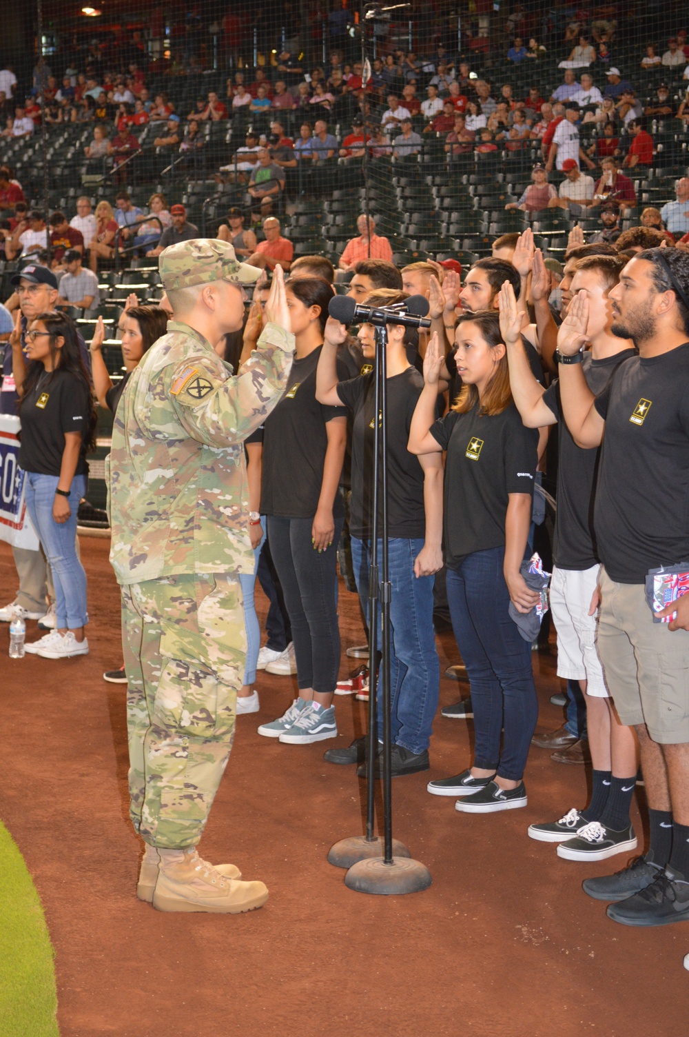 Phoenix Recruiting Battalion holds mass enlistment at MLB game