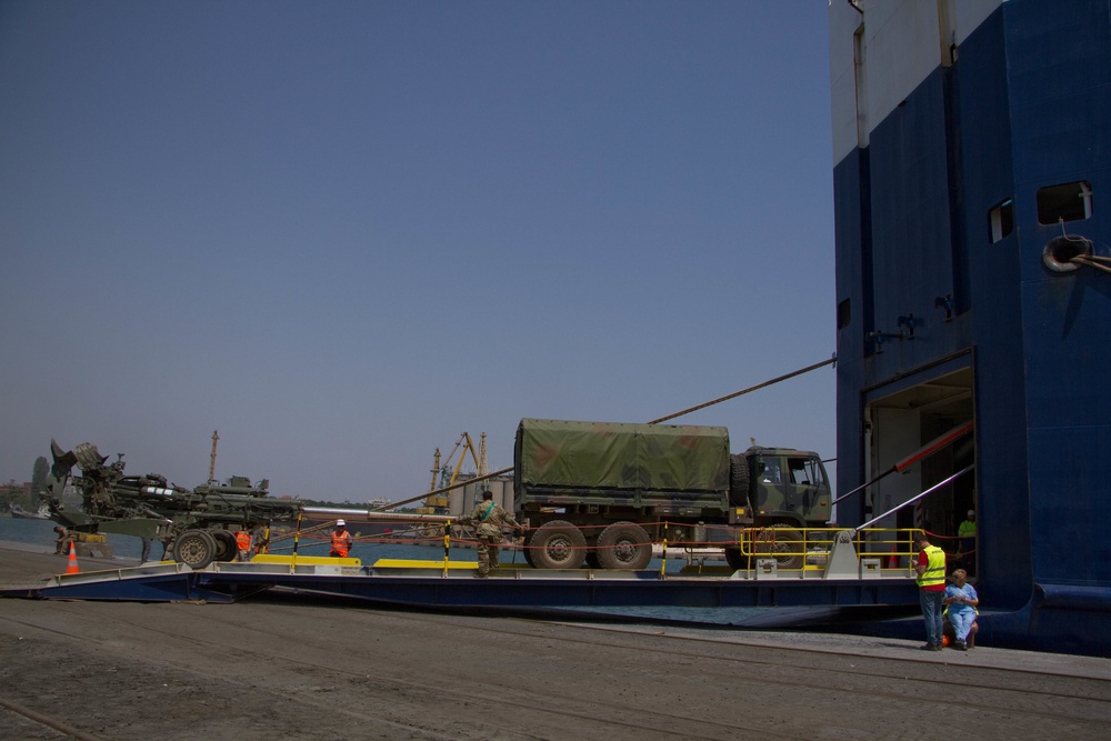 2d Cav. Regt. load vehicles onto ship in Black Sea