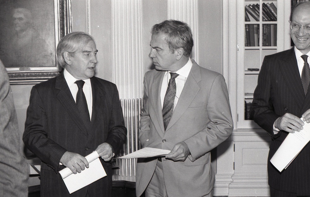 Signing for Uruguayan 1990 Reconstruction