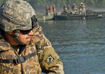 Multi-component engineers build bridges at River Assault 2017