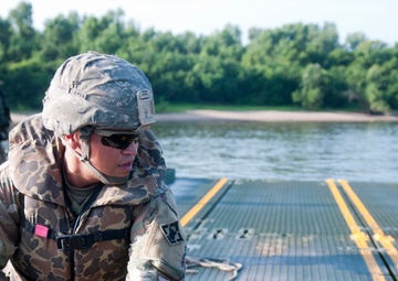 Multi-component engineers build bridges at River Assault 2017