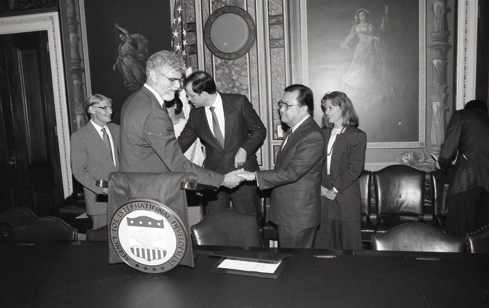 Signing Univ. of Hawaii-Peace Corps &amp; Save the Children