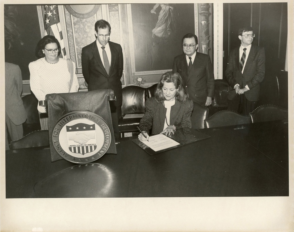 Signing Univ. of Hawaii-Peace Corps &amp; Save the Children