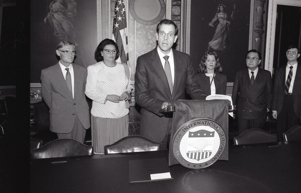 Signing Univ. of Hawaii-Peace Corps &amp; Save the Children