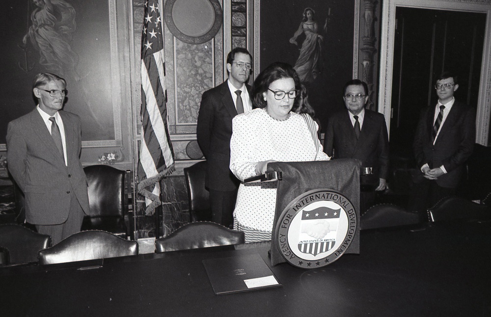 Signing Univ. of Hawaii-Peace Corps &amp; Save the Children