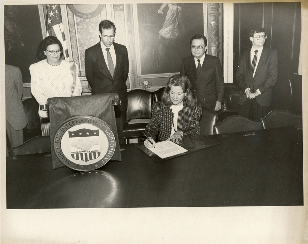 Signing Univ. of Hawaii-Peace Corps &amp; Save the Children