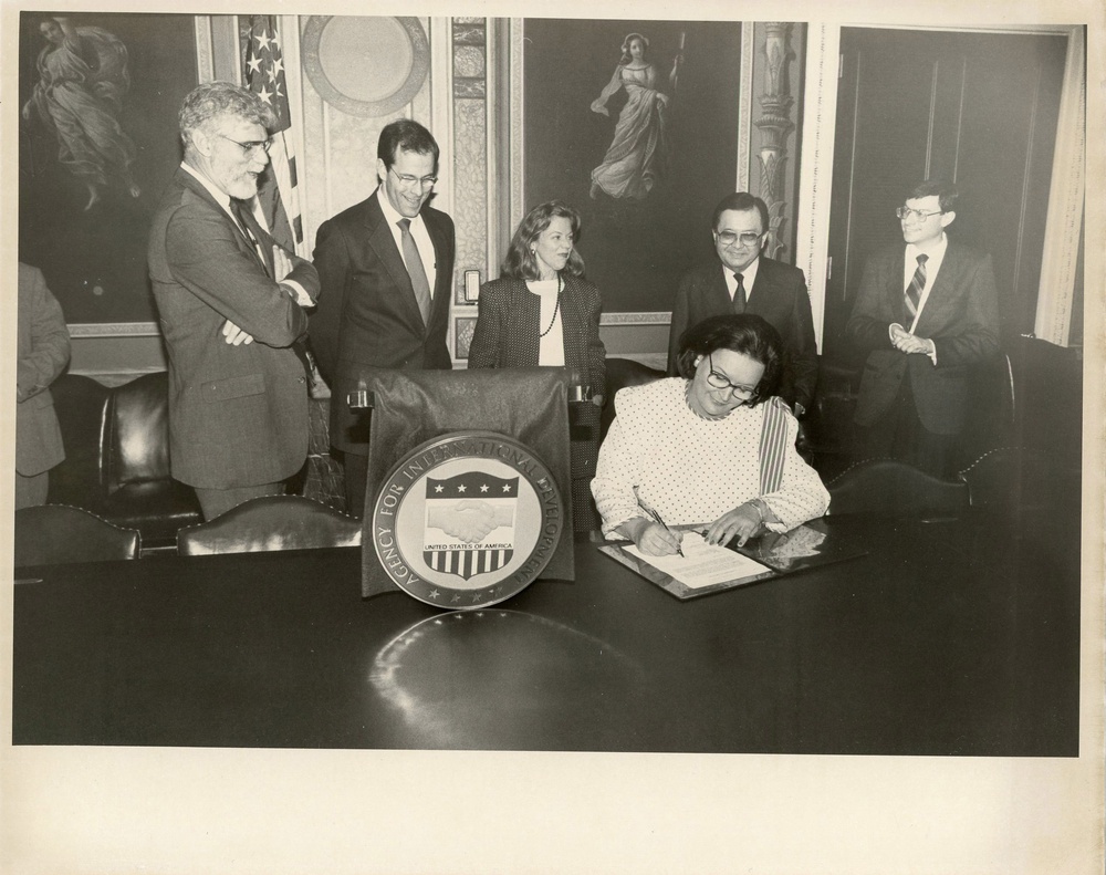 Signing Univ. of Hawaii-Peace Corps &amp; Save the Children