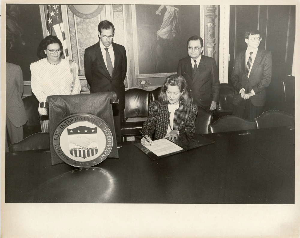 Signing Univ. of Hawaii-Peace Corps &amp; Save the Children