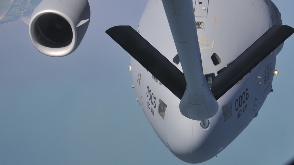 171st ARW Refuels 167th C-17