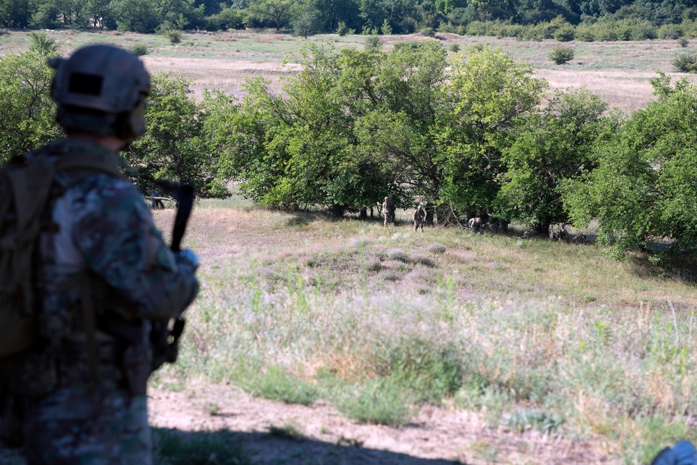 Hungarian SOF and 173rd Airborne Brigade conduct combined raid in Black Swan