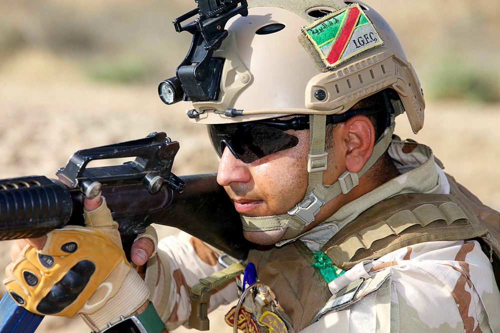 DVIDS - Images - Iraqi army soldiers conduct squad movements [Image 1 of 8]