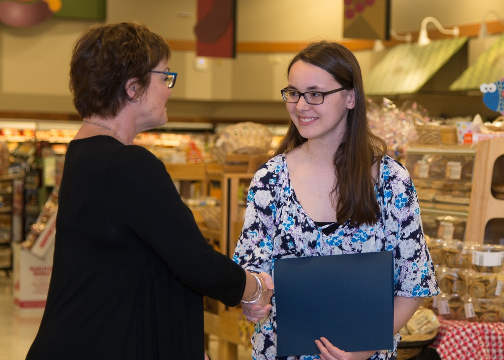 Commissary presents scholarships