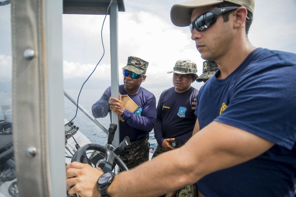 U.S. Navy Divers Train with Honduran Marines during SPS 17