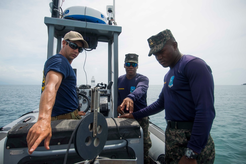U.S. Navy Divers Train with Honduran Marines during SPS 17