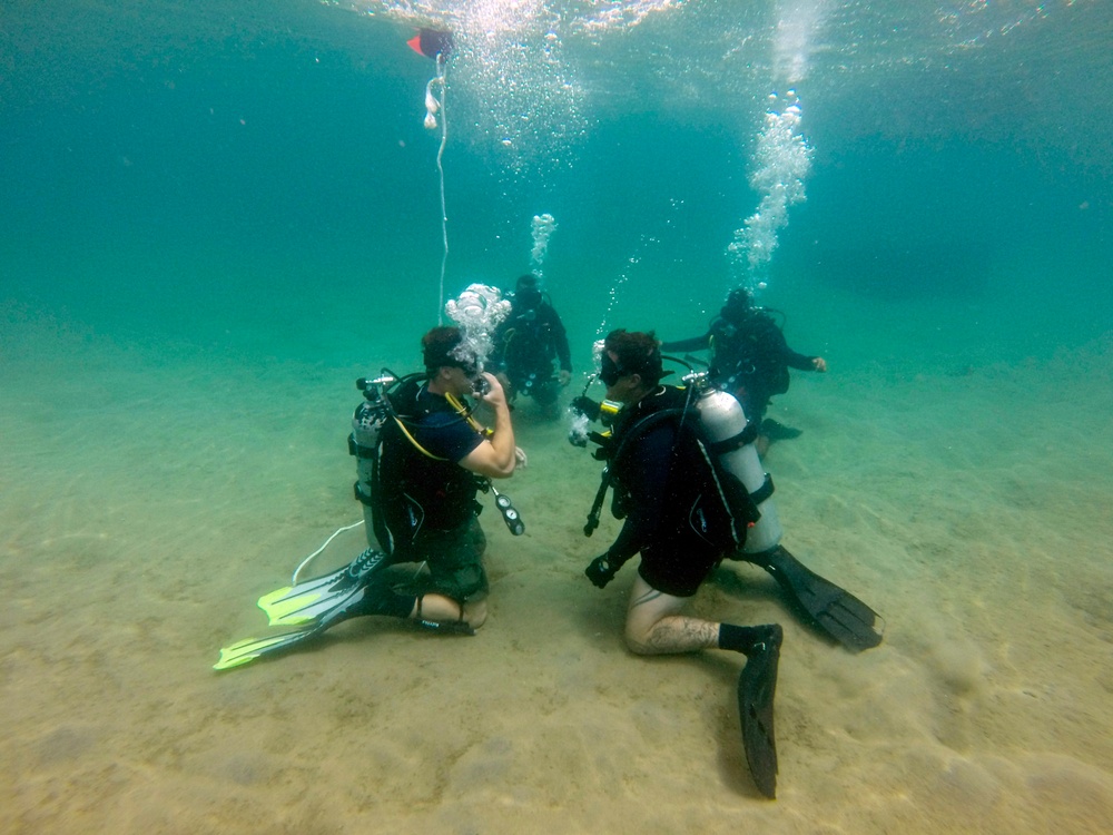 U.S. Navy Divers Train with Honduran Marines during SPS 17