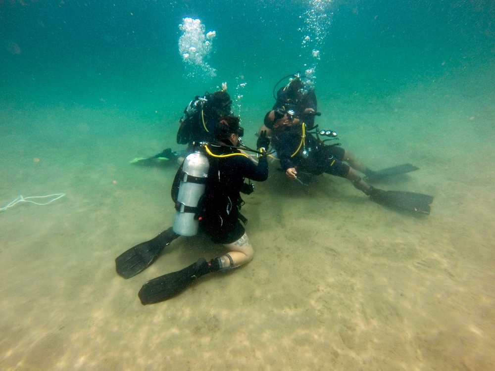 U.S. Navy Divers Train with Honduran Marines during SPS 17