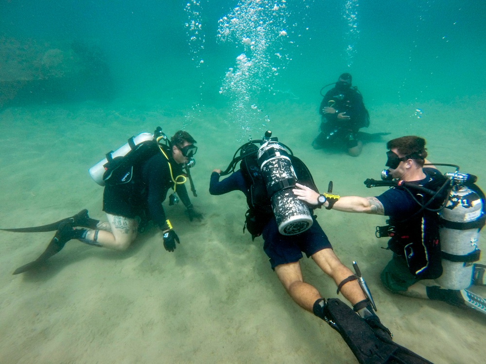 U.S. Navy Divers Train with Honduran Marines during SPS 17