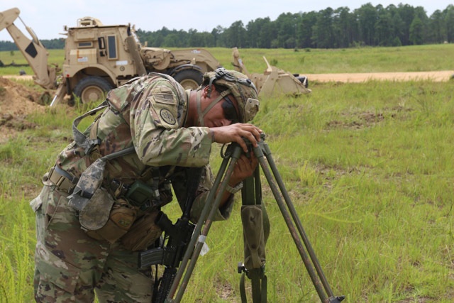 Paratroopers prepare Howitzer artillery