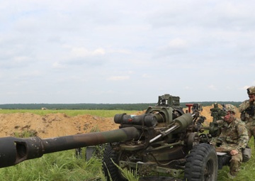 Paratroopers prepare Howitzer artillery