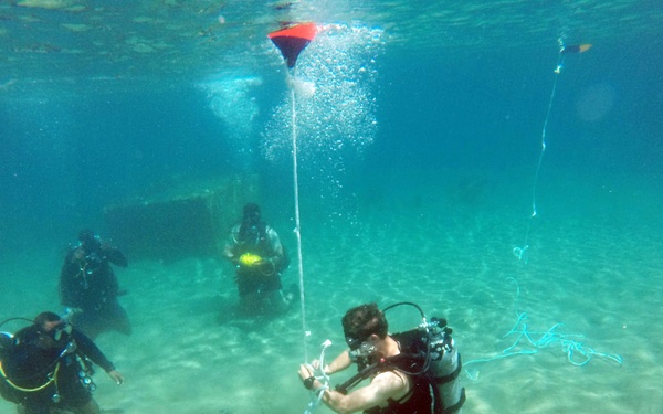 SPS 17 Sailors Conduct Dive Training with Honduran Military Members