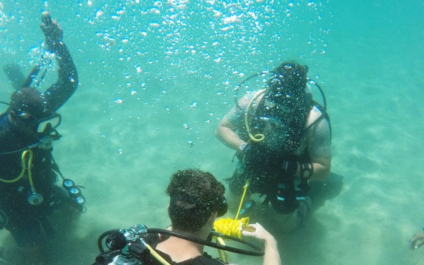 SPS 17 Sailors Conduct Dive Training with Honduran Military Members