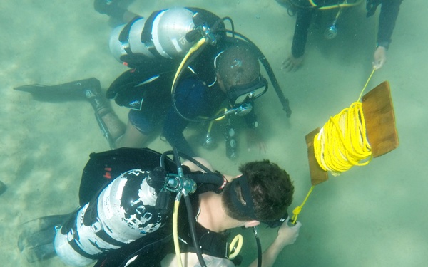 SPS 17 Sailors Conduct Dive Training with Honduran Military Members