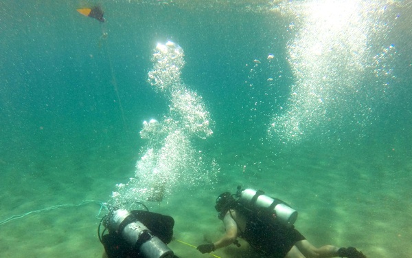 SPS 17 Sailors Conduct Dive Training with Honduran Military Members