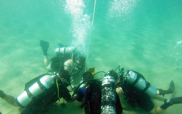 SPS 17 Sailors Conduct Dive Training with Honduran Military Members