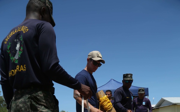 SPS 17 Sailors Conduct Dive Training with Honduran Military Members