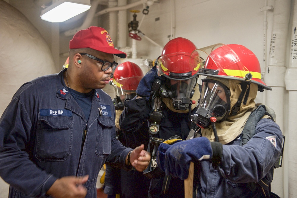 Sailors train in damage control