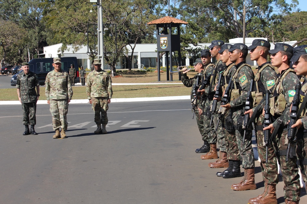 Army South commander visits Brazilian special operators