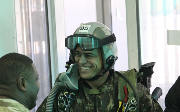 Army South leaders engage with Brazilian paratroopers