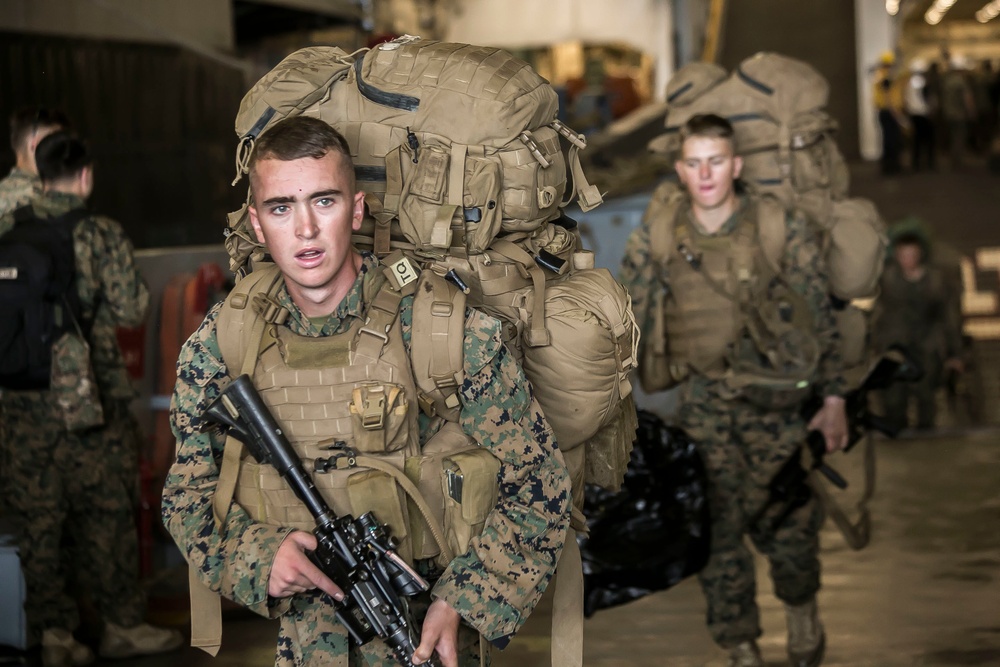 26th MEU Executes Amphibious Offload during PMINT