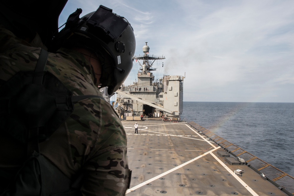 DVIDS - Images - Ospreys land on USS Oak Hill [Image 2 of 39]