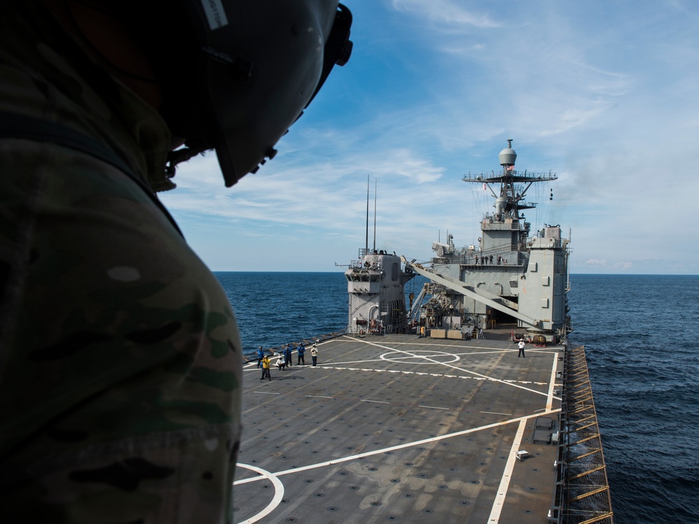 DVIDS - Images - Ospreys land on USS Oak Hill [Image 3 of 39]