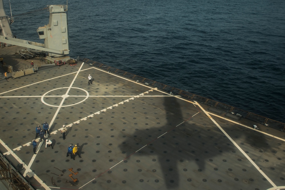 Ospreys land on USS Oak Hill