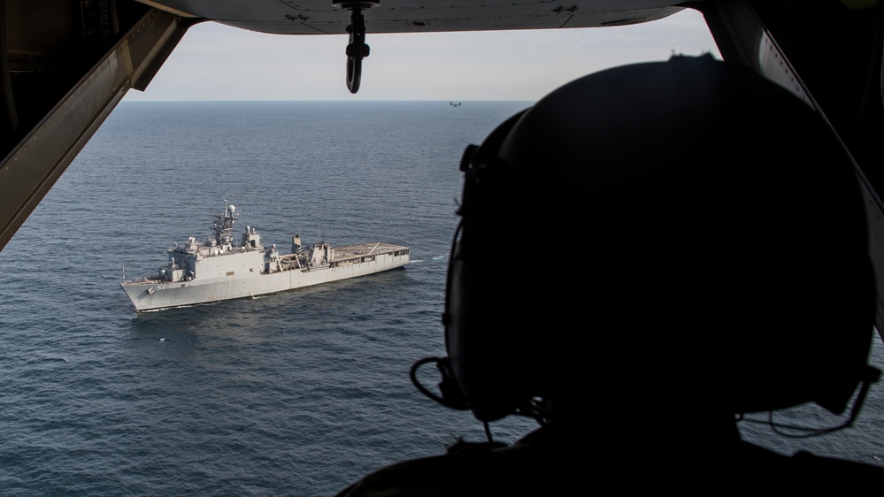 Ospreys land on USS Oak Hill