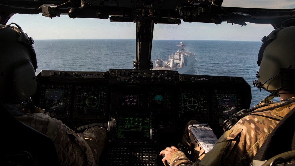 Ospreys land on USS Oak Hill