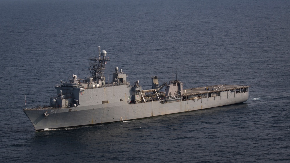 Ospreys land on USS Oak Hill