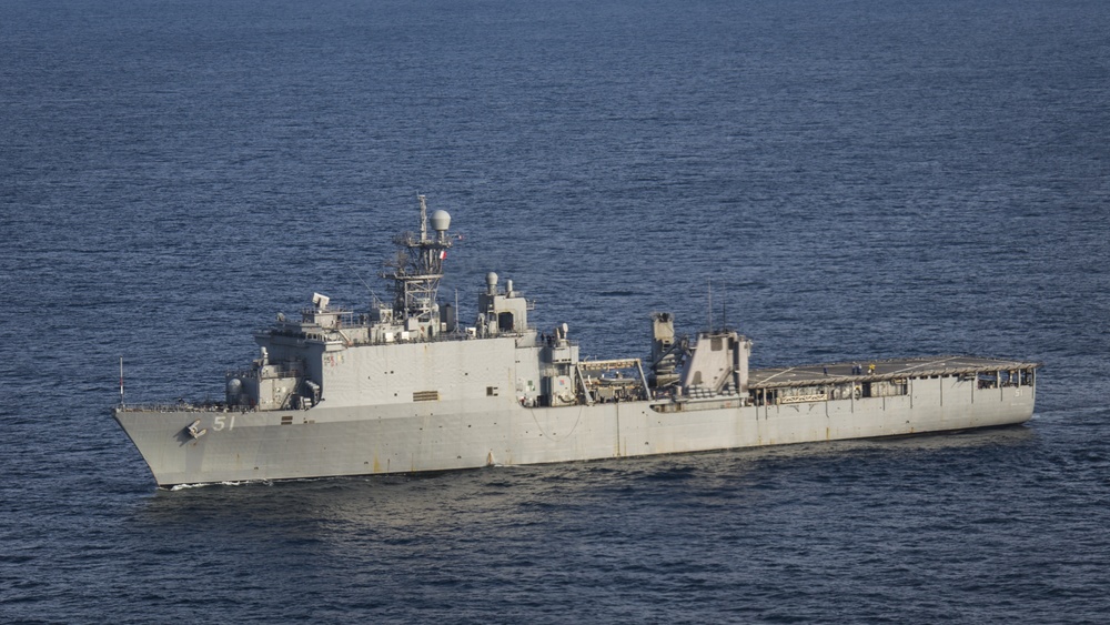 Ospreys land on USS Oak Hill