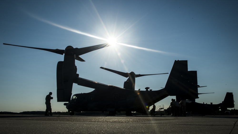 Ospreys land on USS Oak Hill