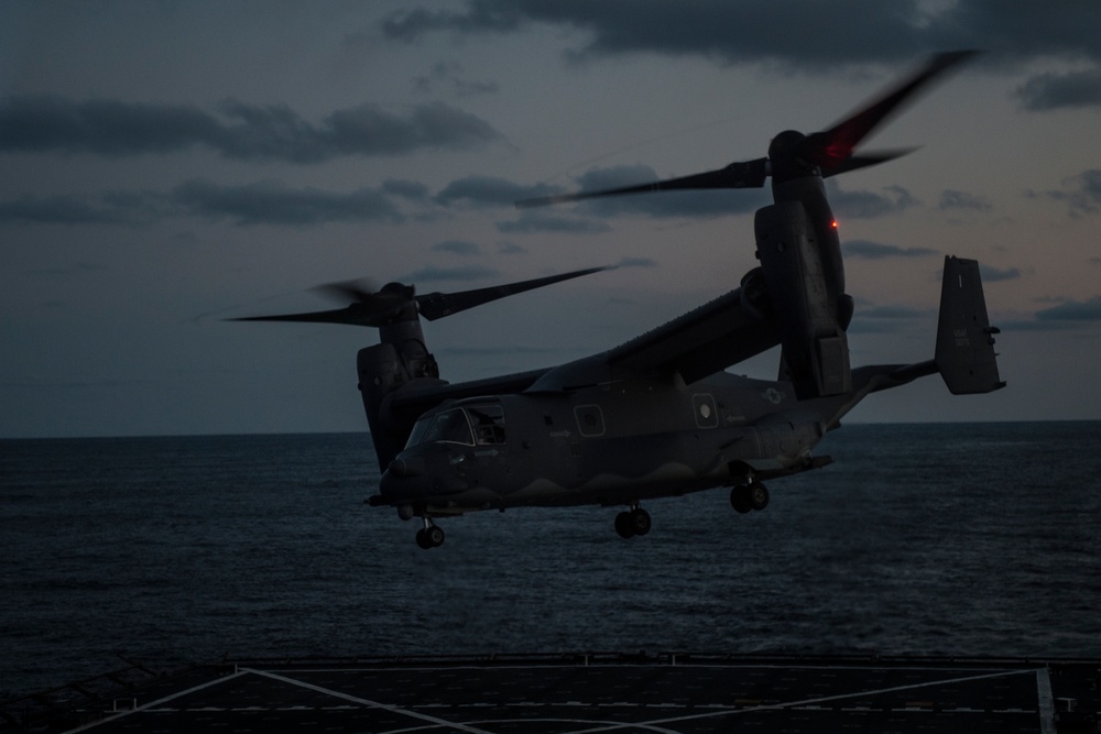 Ospreys land on USS Oak Hill