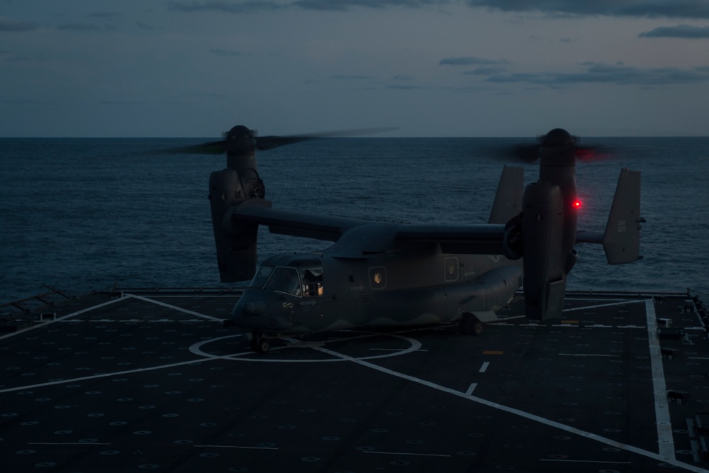 Ospreys land on USS Oak Hill