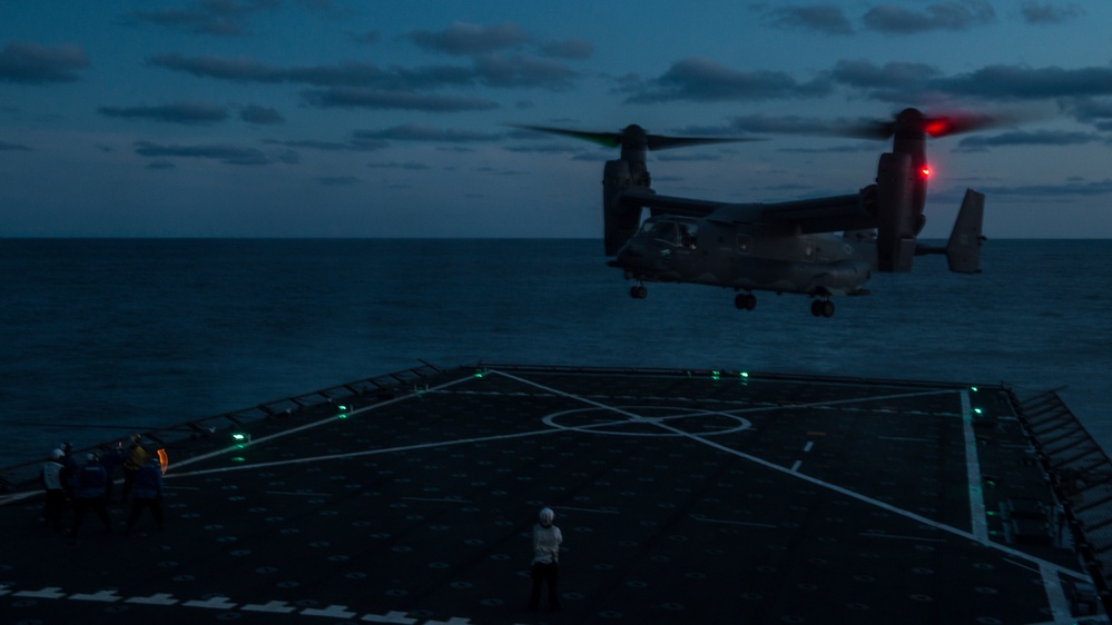 Ospreys land on USS Oak Hill