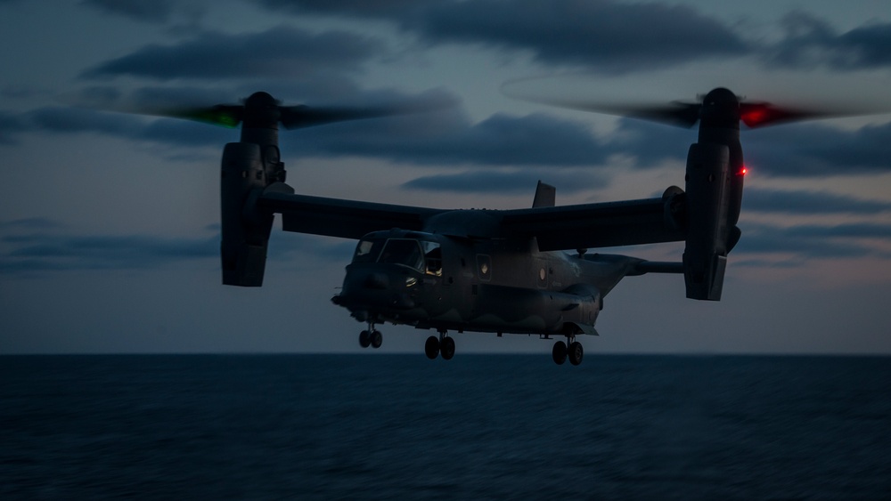 Ospreys land on USS Oak Hill