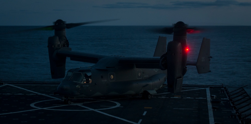 Ospreys land on USS Oak Hill