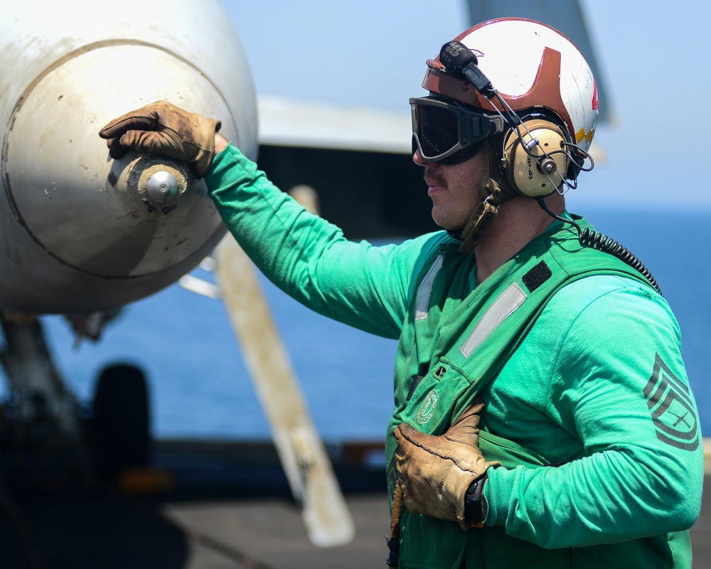 Nimitz Supports Operation Inherent Resolve